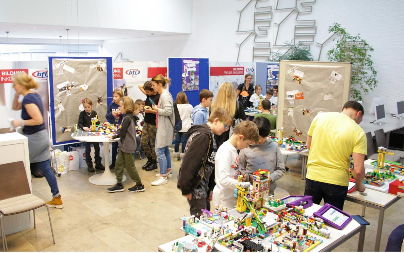 SchülerInnen bei der First Lego League